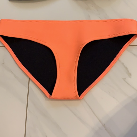 TRIANGL Bikini (large bottoms, small + top) - Picture 3 of 3